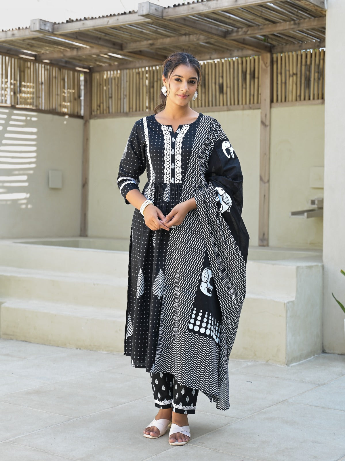 Cotton Embroidered kurta with Pant & Dupatta Set For Women(With Bag)